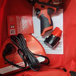 New MILWAUKEE M12 DRILL/DRIVER BATTERY AND CHARGER 