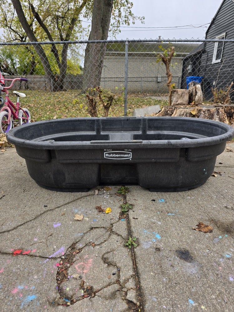 50-gallon (189L) Rubbermaid stock tank