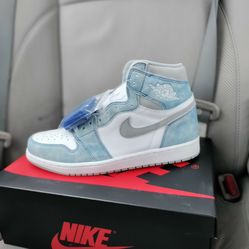 Jordan 1 Hyper Royal Smoke Grey