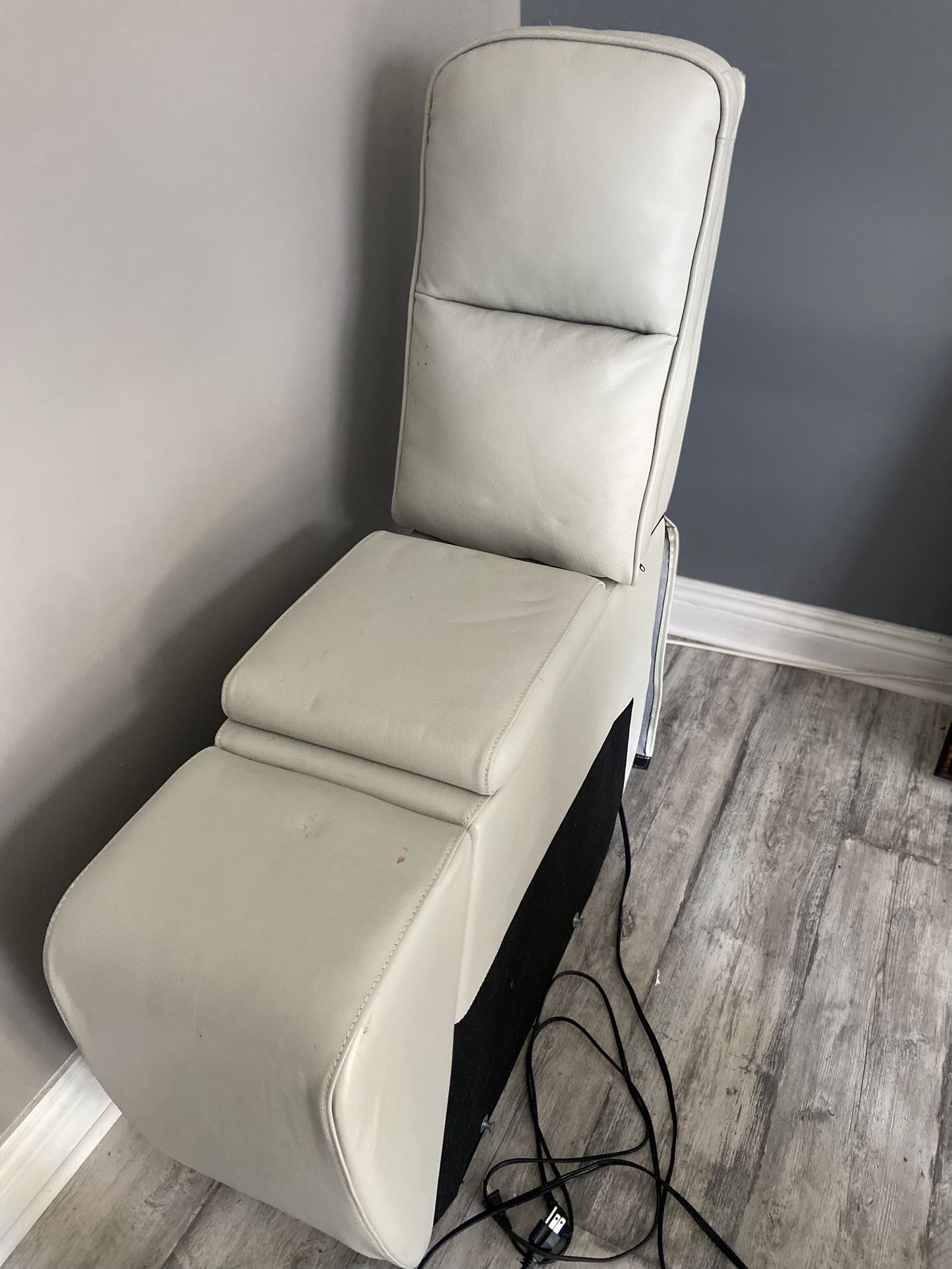 Electric exciting chair. It’s a leather good one I’m asking only 35.