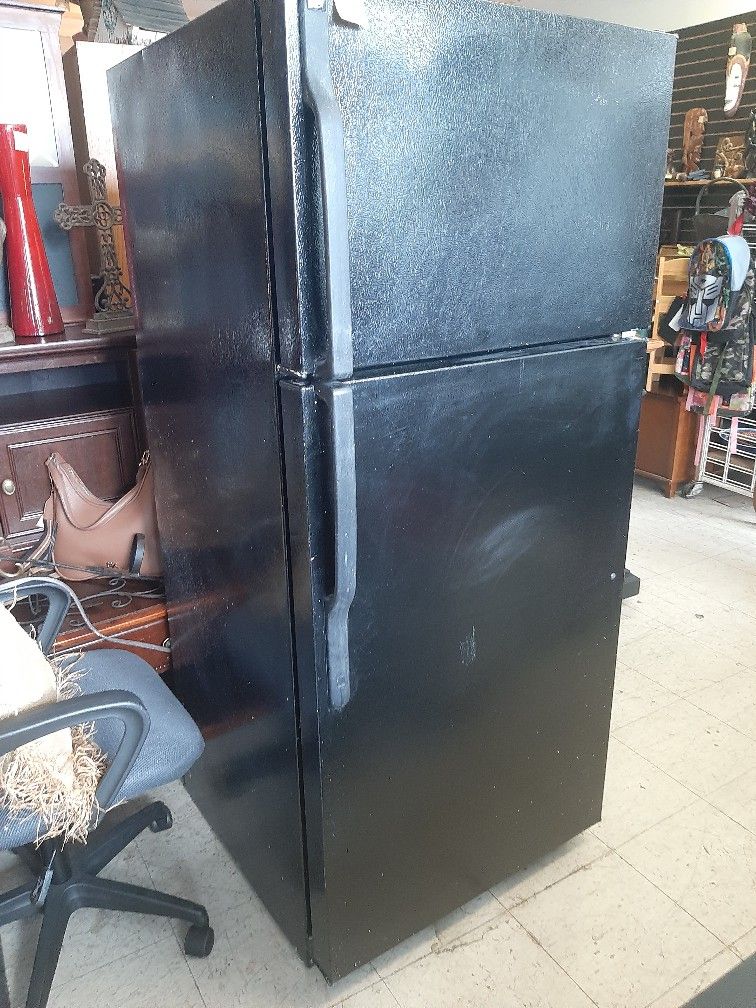 Top/bottom refrigerator