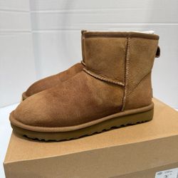 UGG Classic Mini II Boots (7) (MOVING SALE)!!!