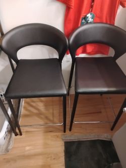 2 barstools