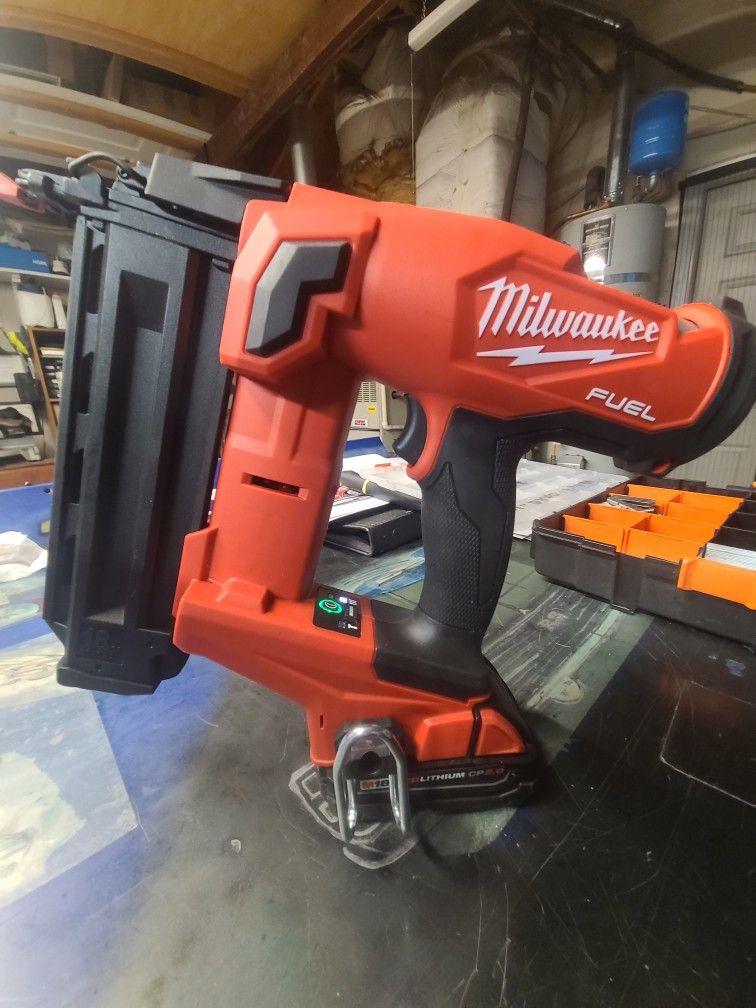 Milwaukee M18 FUEL 18G CORDLESS BRAD NAILER