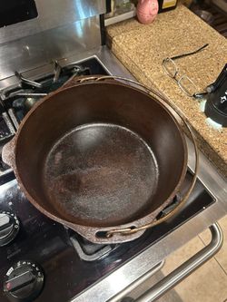 Cast-iron 5 quart Dutch oven pot made in USA diameter 10 inches approximately 4 inches deep