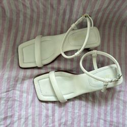 Size 8 women’s white low heels