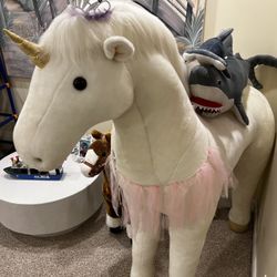 Huge Horse 🐴 Unicorn 🦄 Over 6 Feet Tall
