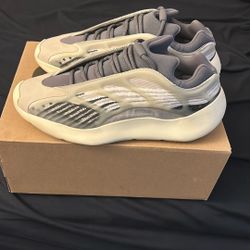 Yeezy 700 V3 Men’s Size 11