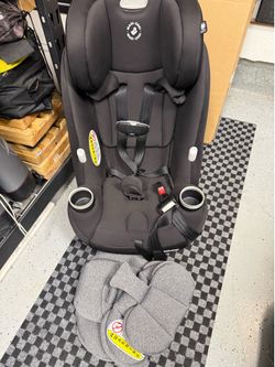 Black Maxi Cosy Car Seat with newborn insert