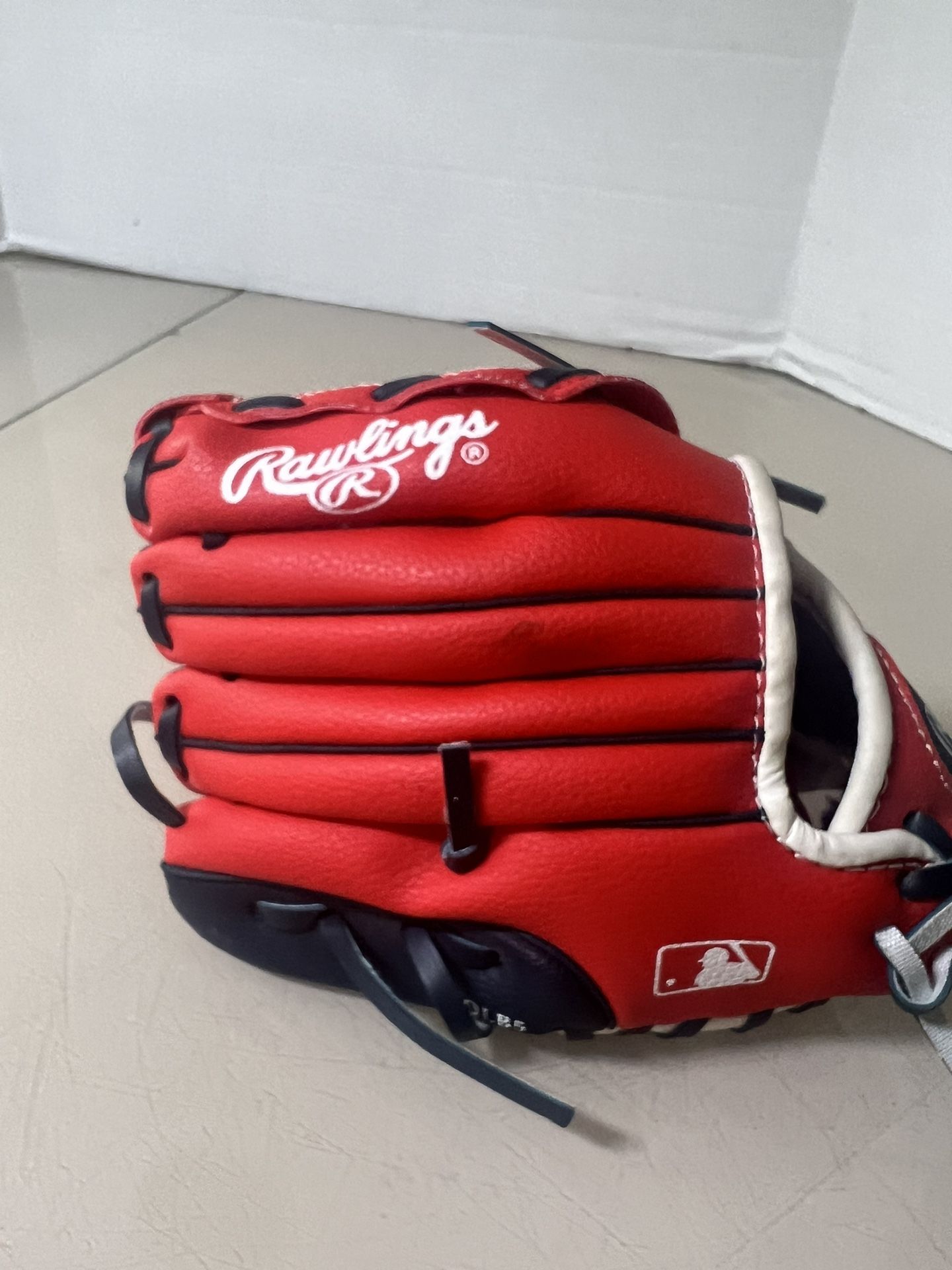Rawlings PL90SN red black RH thrower baseball glove Child's Tee ball size. EBLB5. New without tags however, there are some marks from storage and hand