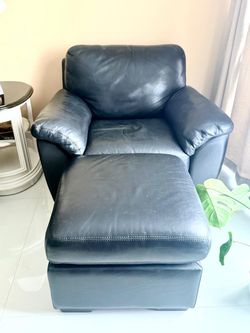 Black leather Fauteuil and ottoman