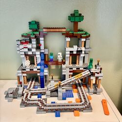 Lego 21118 Minecraft Set