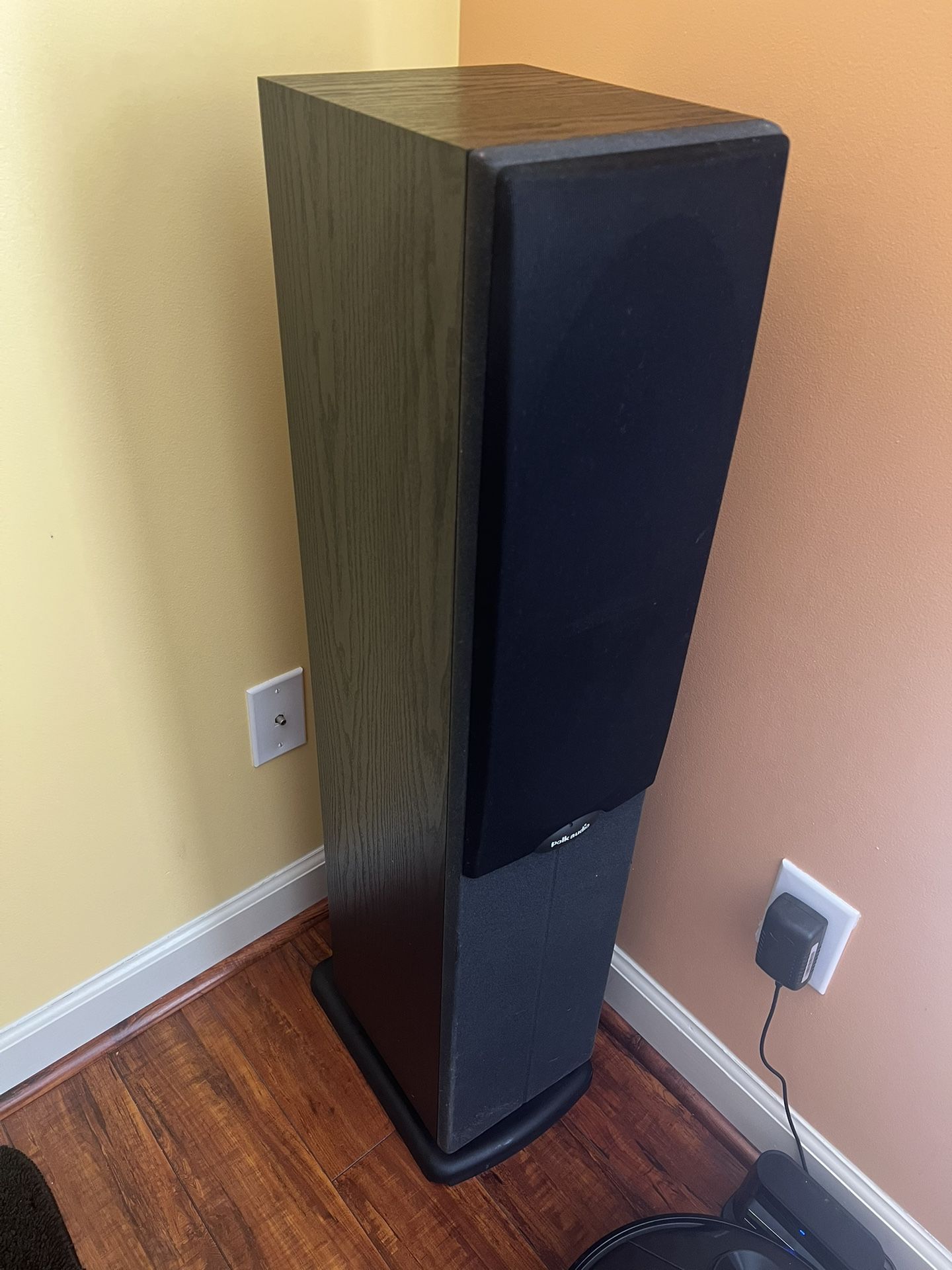 2 Tower Speakers Polk Audio