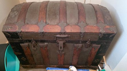Very rare! Dometop Victorian wooden and metal steamer trunk train case ; all original great condition!