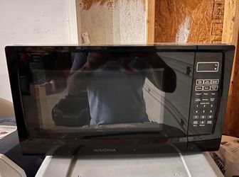 Insignia Compact Microwave – 0.7 Cu. Ft. / 700W – Black