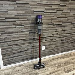 Dyson V11 Animal Plus (Excellent condition) Cordless Stick Vacuum Cleaner