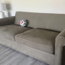Crate And Barrel Deep Lounge Sofa. Petfree/Smoke free home. $1200 Value