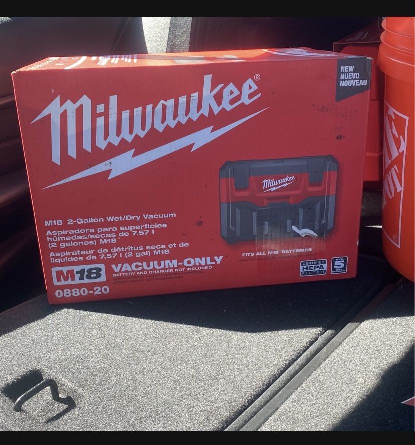 M18 2 Gallon Milwaukee Wet/Dry Vacuum 