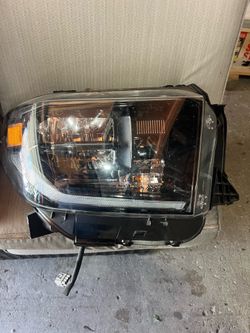 2018-2021 Toyota Tundra right headlamp
