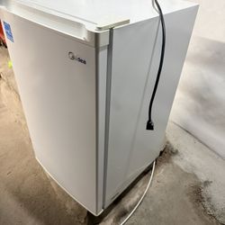 Midea 3 Cu Feet Upright Freezer