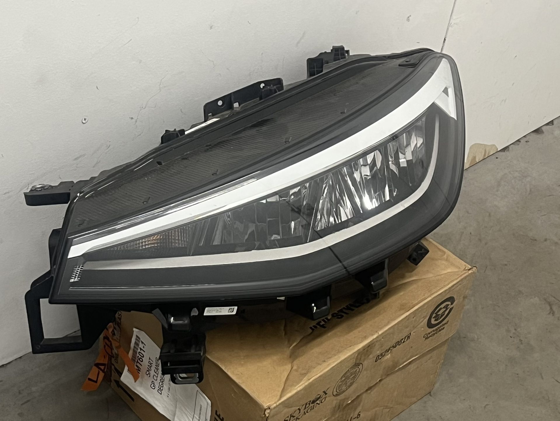 2021-2024 ID.4 VOLKSWAGEN HEADLIGHT REFLECTOR LEFT SIDE COMPLETE ASSEMBLY OEM IN GREAT CONDITION