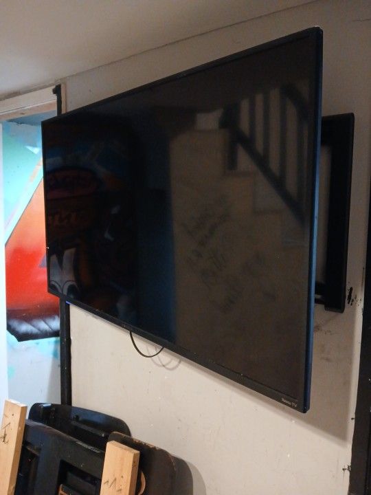 Insignia Smart TV 34 Inch