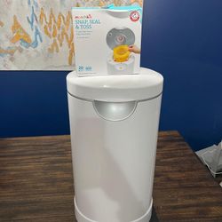 Munchkin Diaper + open box with 13 bag refills