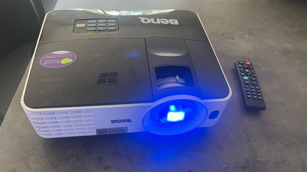 Projector with Remote (Read Description)