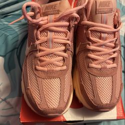 Brank new Nike Vomero 5 size 7.5 women 6 Men