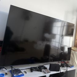 Samsung 65″ Smart 4K TV – Excellent Condition, Minor Crack on Back (UN65TU7000F)