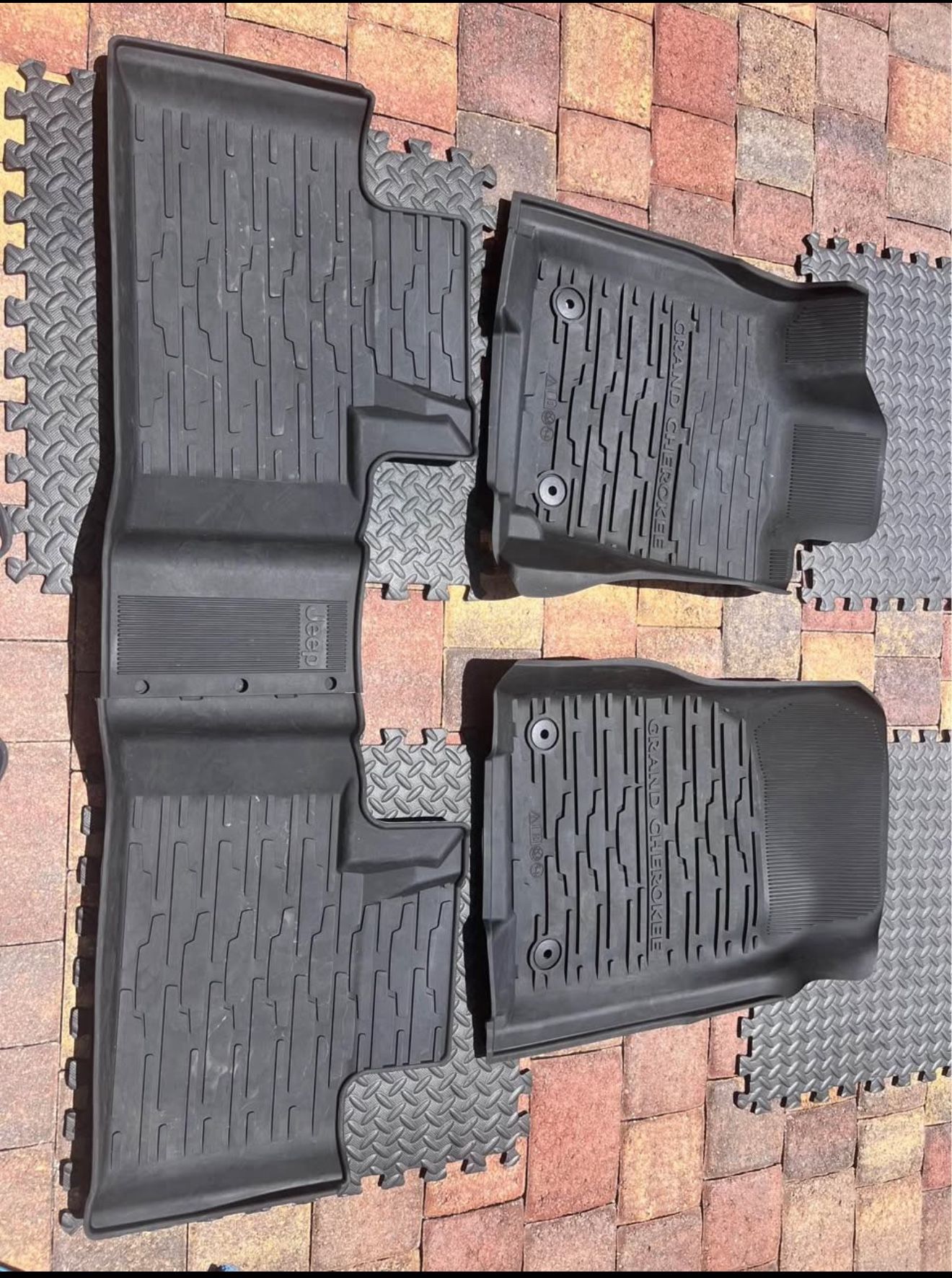 Mopar: Weather Mats - 21 Jeep Grand Cherokee