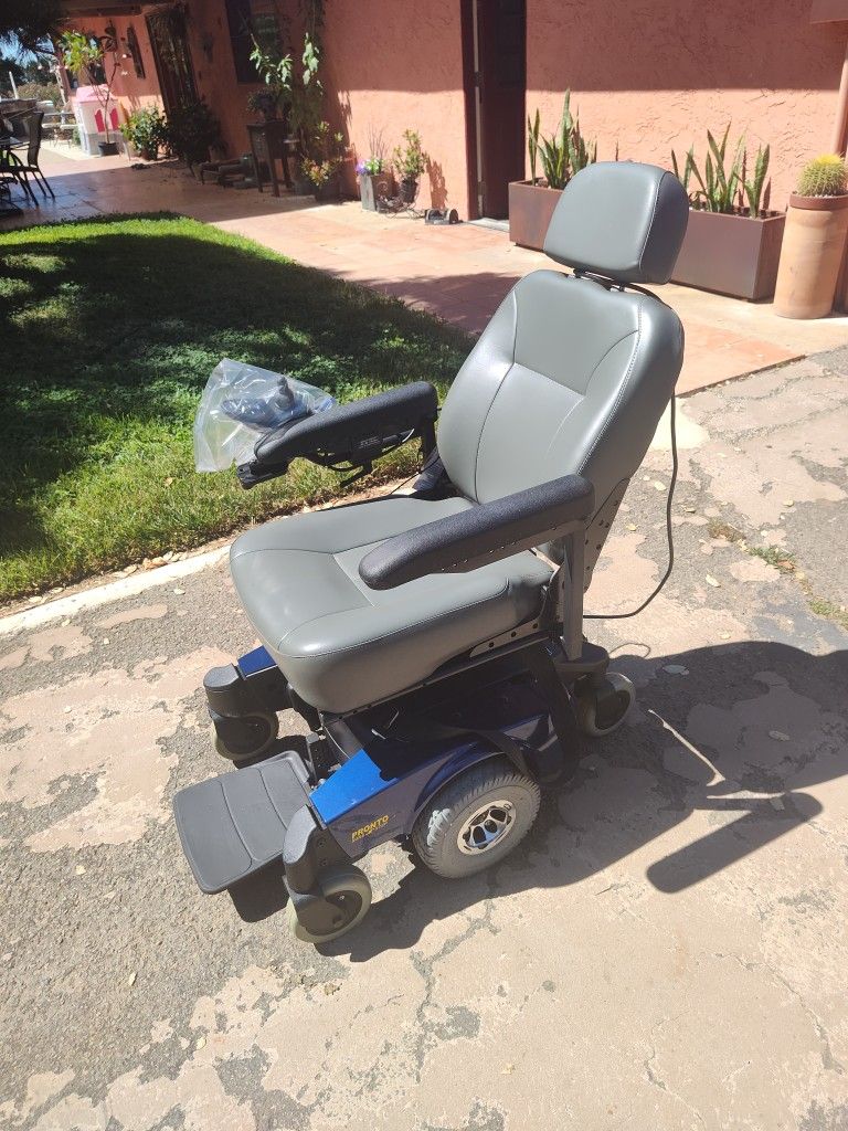 Invacare powered Scooter Pronto m61 with sure step