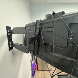 39” Tv With Wall Rotation Mount Bracket 