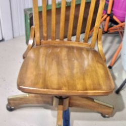 Vintage Swivel Desk Chair In Excellent Conditiin!