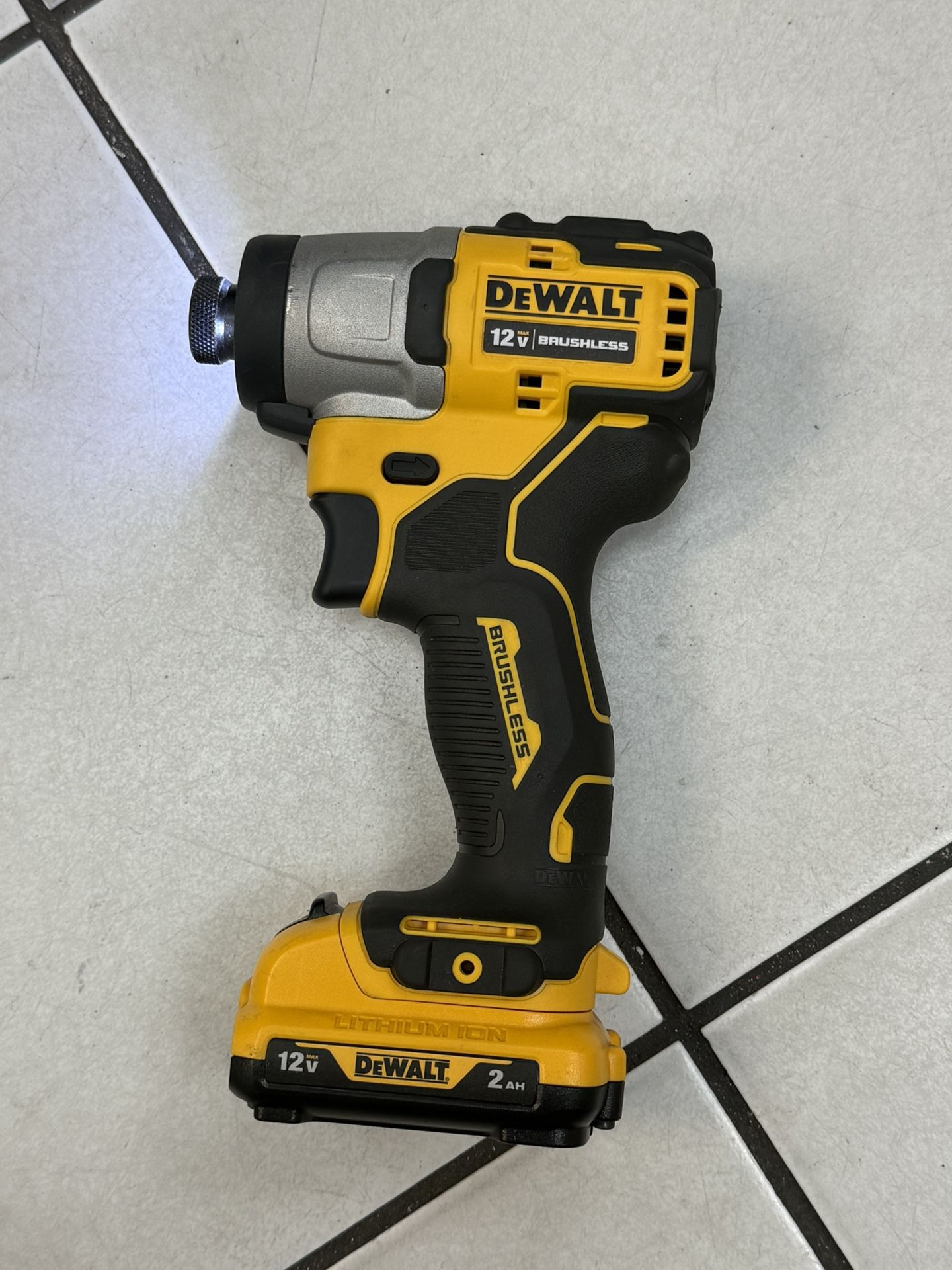 DEWALT 20V MAX Atomic Impact Drive Kit, 1/4in. Drive, Model# DCF809 with 1 battery Pack