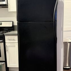 Black Refrigerator w/ Freezer Icemaker – Works Great