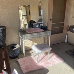 Women’s deluxe vanity