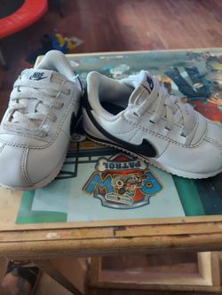 Tennis shoes