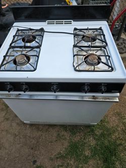Working gas stove ,hotpoint  first $40.