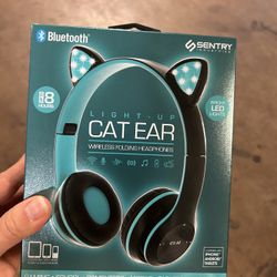 NWT Bluetooth wireless Cat ear light up folding headphones