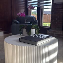 Modern nesting coffee table set – excellent condition