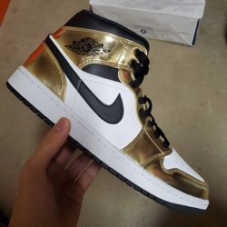 jordan 1 mid metallic gold size 10.5