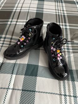 Boots 👢 for girls size 1Y like new condition just used one time only $15. Firm