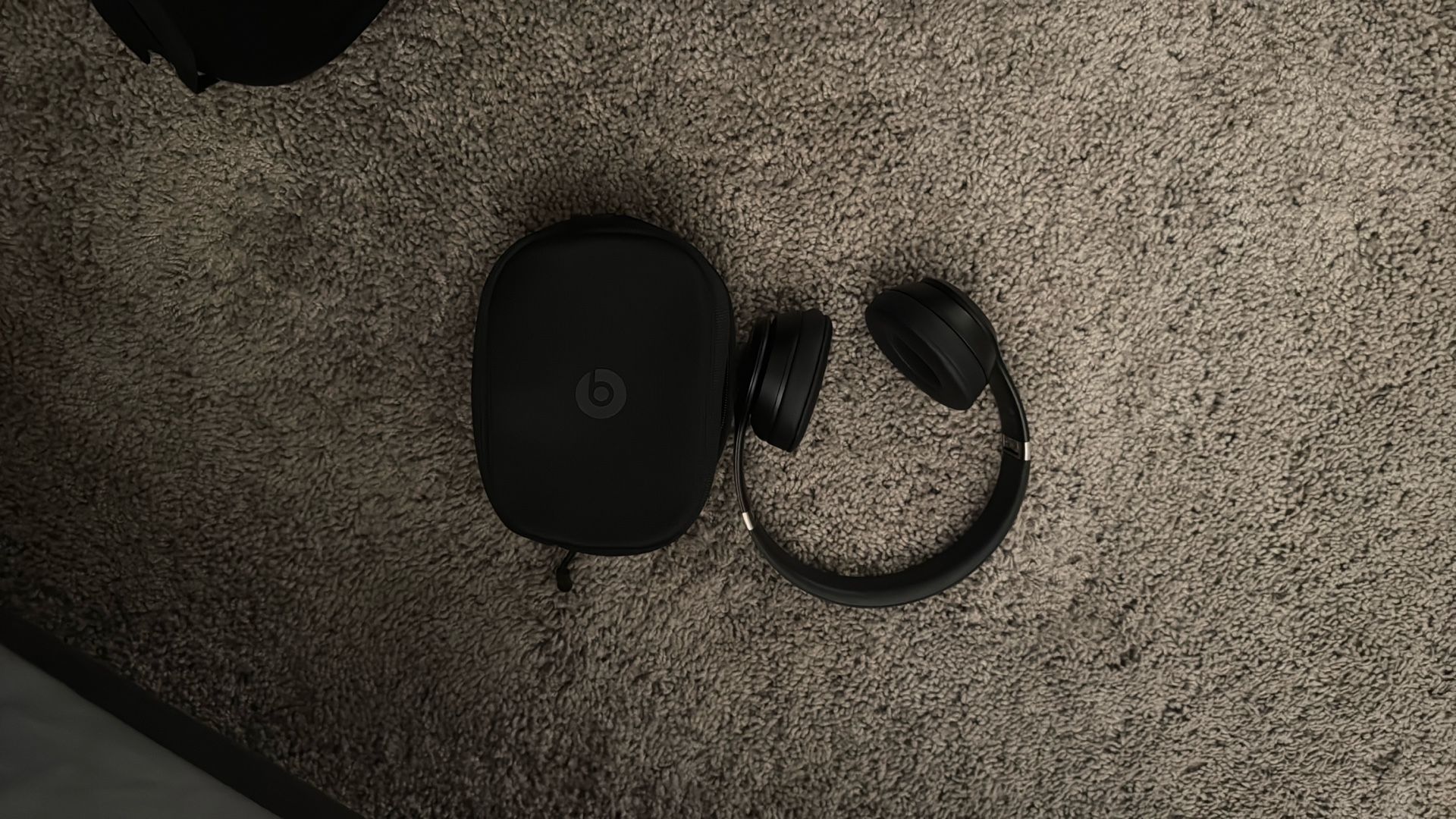 Headphone  Beats Solo 4