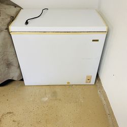 7 Cubic Feet Chest Freezer with Adjustable Temperature Control