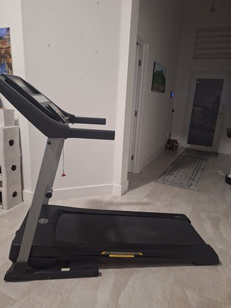 Gold's Gym Trainer 430i Folding Treadmill with Programs – Good Condition