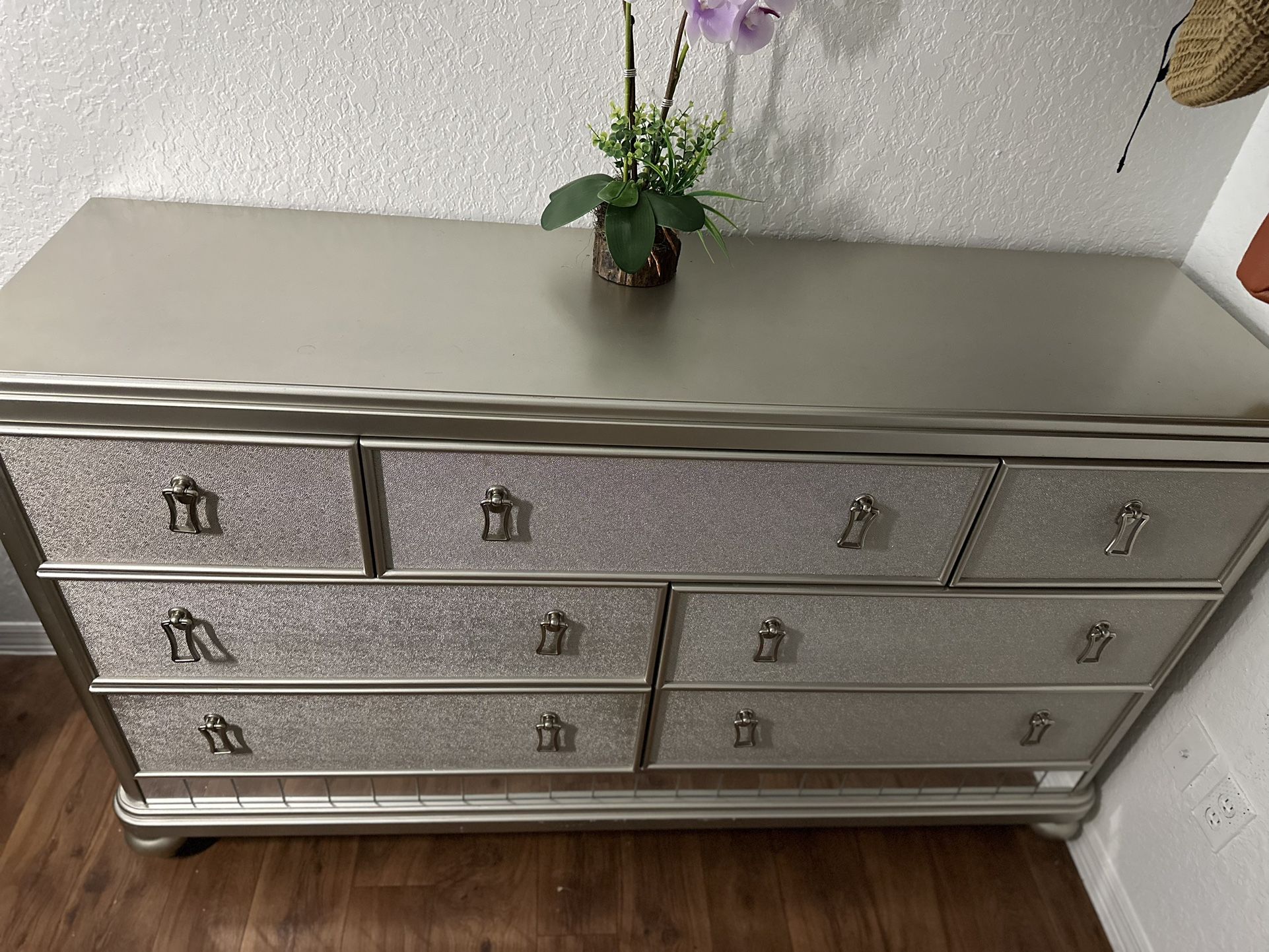 Sofia Vergara Dresser 