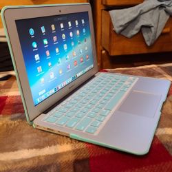11 inch Apple Macbook Air Laptop Computer 2014 With Intel Core i5 Proccesor With Programs