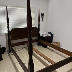 Beautiful Henredon Georgian collection queen bed frame