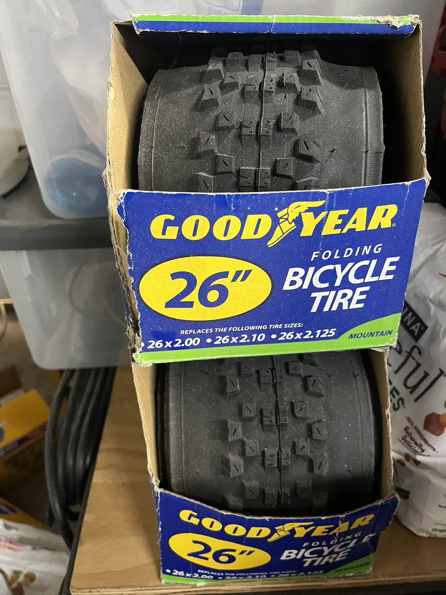 ROADMASTER 18 SPEED MOUNTAIN BIKE AND TIRES